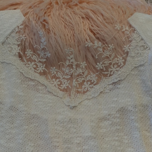 Sweetheart Neckline with Peplum Shape Blouse - Picture 2 of 3